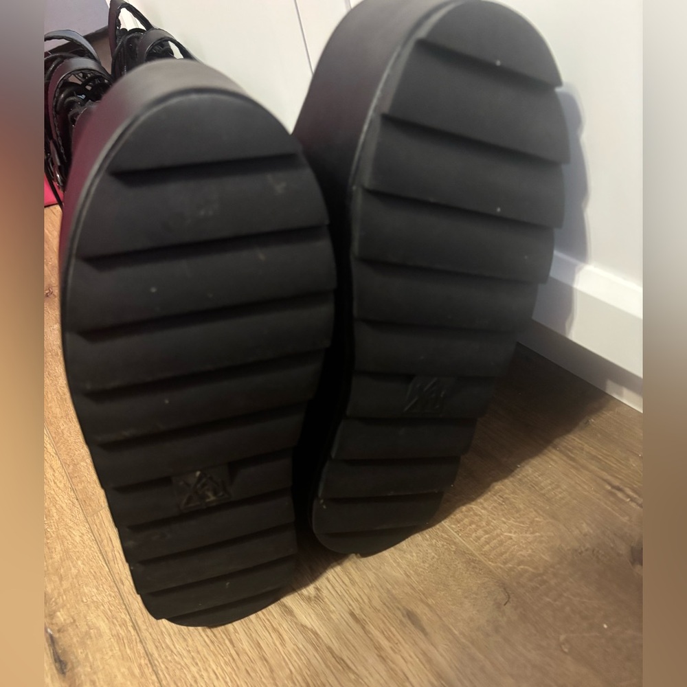 YRU x Monster High Dune Elissabat boots - Picture 6 of 7